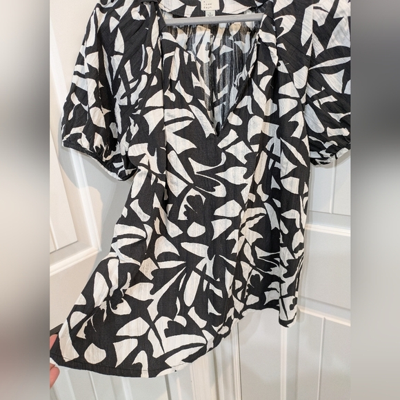 Black and White Patterned Women's Short Sleeve Top - Picture 4 of 14